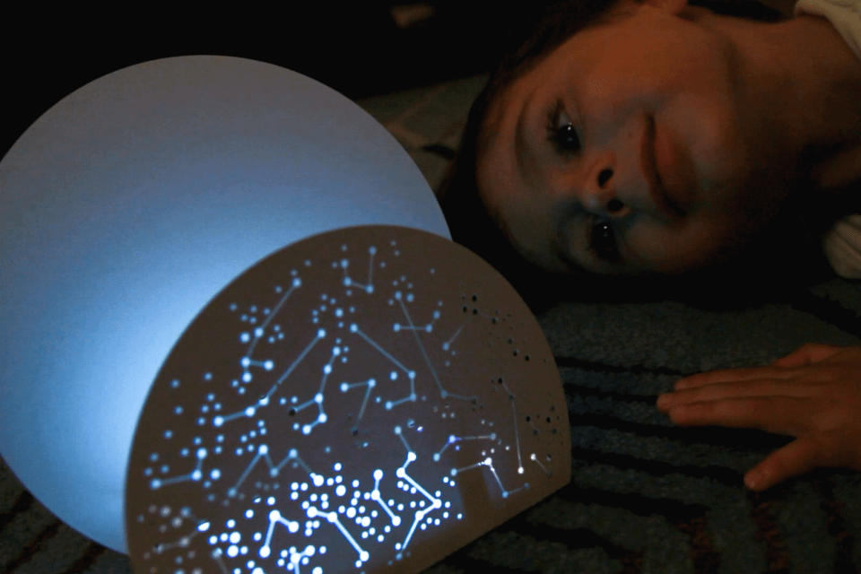 User Studio (R&D) – Lume : L'abat-jour coloré des smartphones